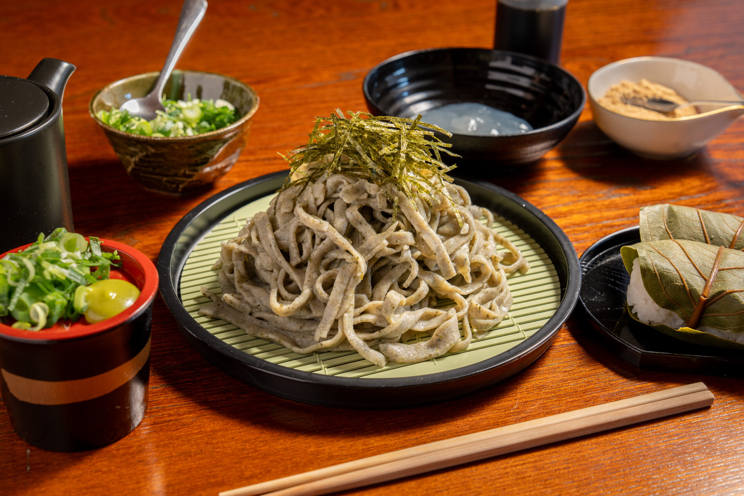 茶蕎麦、柿の葉寿司、甘味が並ぶ食卓