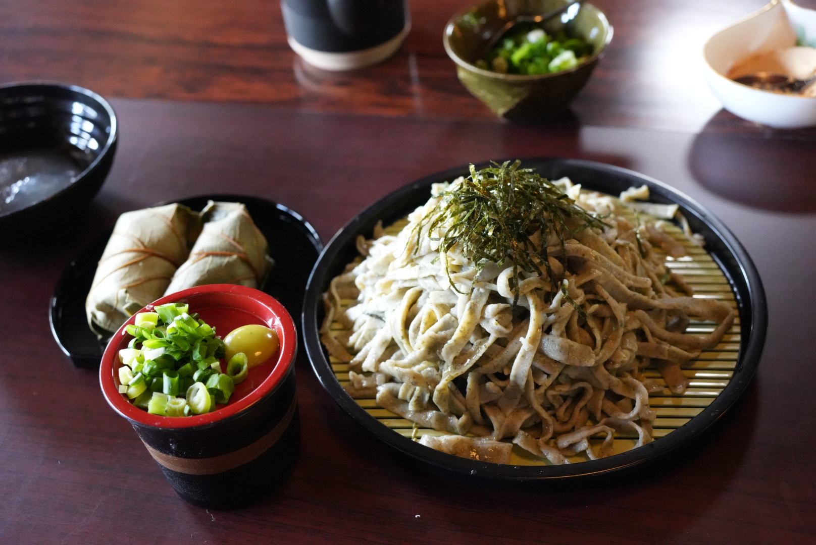 柿の葉寿司と茶蕎麦が並ぶ食卓